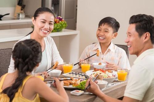 Bậc thầy dạy nghi lễ chỉ ra cách cha mẹ rèn luyện cho con trên bàn ăn