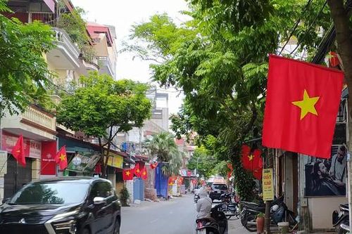 Hà Nội: UBND phường phát cờ Tổ quốc không đúng quy chuẩn cho người dân treo