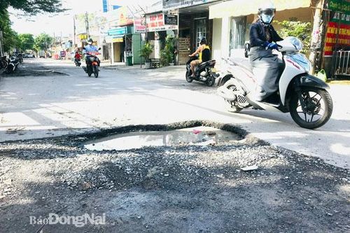 Đường Nguyễn Phúc Chu qua phường Trảng Dài xuống cấp