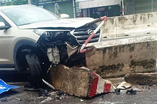 Tông vào dải phân cách, xe ô tô 7 chỗ hỏng nặng