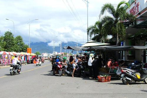 Buôn bán chiếm lòng đường, vỉa hè