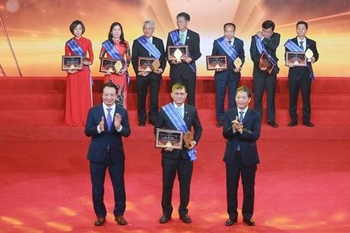 Tổng giám đốc PVCFC Văn Tiến Thanh nhận vinh danh Doanh nhân tiêu biểu năm 2022