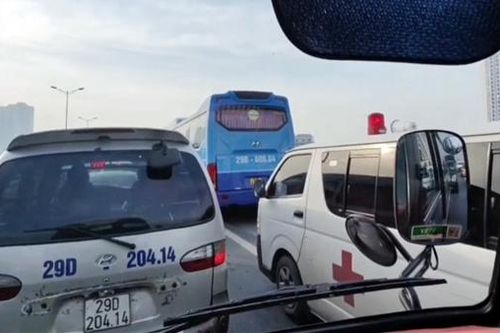 Xe cứu thương 'bất lực' khi di chuyển trên Vành đai 3