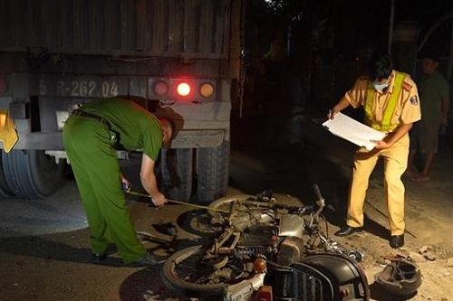 Tông vào đuôi xe container đậu ven đường, người đàn ông tử vong tại chỗ