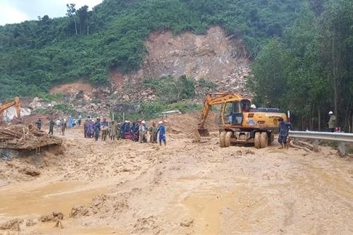 Thông tuyến bị sạt lở, 6 xã khu Tây của huyện Trà Bồng không còn bị cô lập