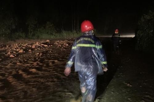 Đi vào khu vực sạt lở, tài xế thoát hiểm nhờ công an giải cứu kịp thời