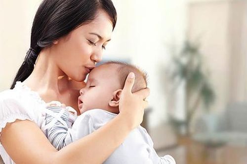 Sau sinh mẹ có nên bịt tai?