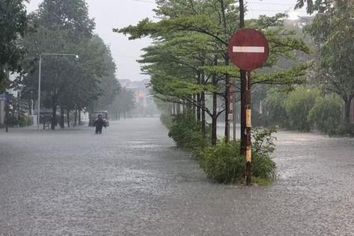 Thừa Thiên Huế mưa lớn, nhiều nơi ngập lụt, di dời hàng nghìn hộ dân