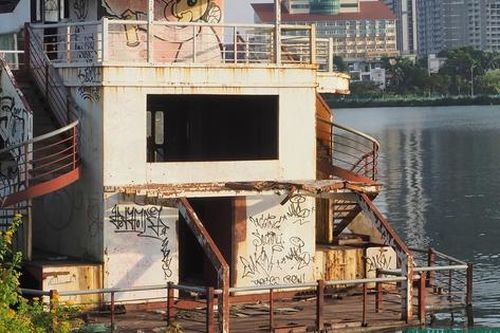 Hà Nội tháo dỡ 5 du thuyền bỏ hoang trên Hồ Tây