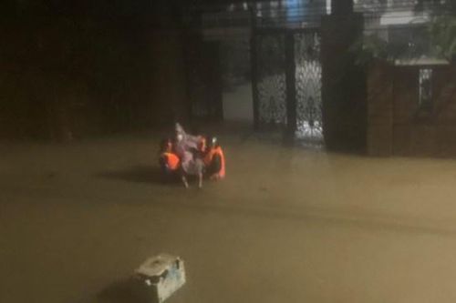 Kịp thời đưa bệnh nhân suy tim đi cấp cứu trong đêm mưa lũ