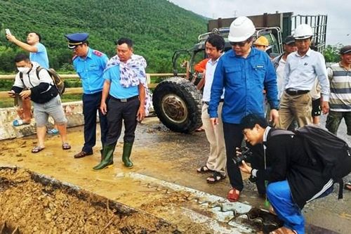 Quảng Nam: Khẩn trương khắc phục 'hố tử thần' trên cầu Suối Mơ