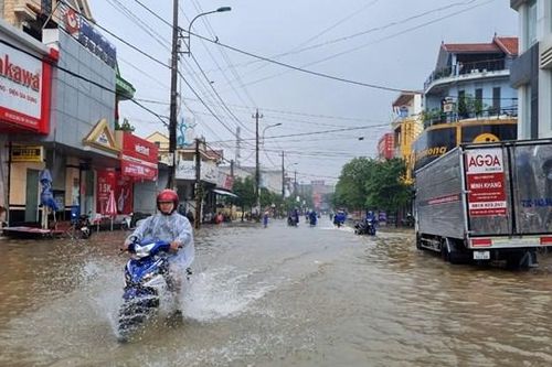 Mưa xối xả, nước sông lên nhanh, người dân Quảng Bình tức tốc chạy lũ