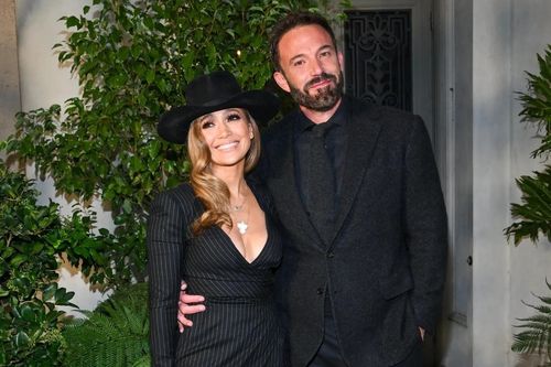 Jennifer Lopez tình cảm với chồng khi lần đầu dự sự kiện sau cưới