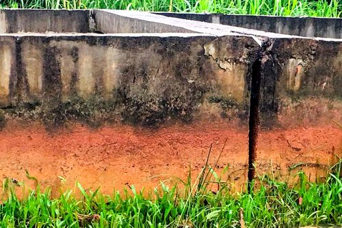 Kênh thủy lợi trồi lên mặt đất bất thường, dân Quảng Ngãi lo động đất