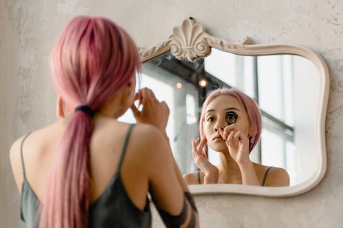 Chi tiền, chịu đau, dành thời gian cho mái tóc đẹp