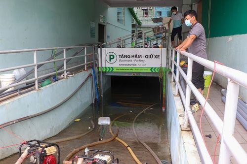 Hầm chung cư, bệnh viện ở Đà Nẵng ngập hơn 2 m sau trận mưa lịch sử