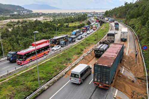 Hầm Hải Vân tê liệt