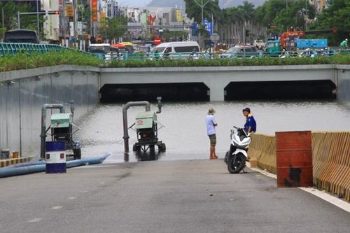 Đà Nẵng: Hút nước thông hầm Điện Biên Phủ giải tỏa ùn tắc giao thông
