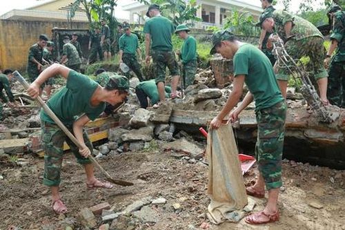 Chùm ảnh: Lực lượng chức năng Đà Nẵng giúp dân khắc phục thiệt hại mưa lũ