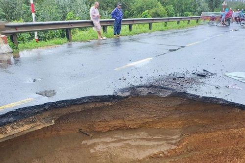 Sạt lở tuyến quốc lộ 14B, ách tắc giao thông tại Quảng Nam