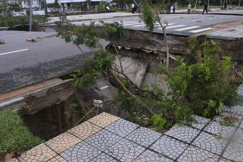 Mưa lớn gây sạt lở nghiêm trọng tại một số tuyến đường ven biển Đà Nẵng