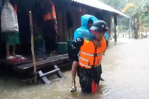 Quảng Bình di dời khẩn cấp các hộ dân ở khu vực ngập lụt biên giới