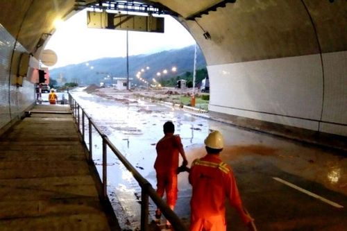 Nỗ lực thông hầm Hải Vân trở lại sau lũ quét
