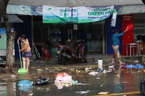 Người dân Đà Nẵng tất bật dọn dẹp sau mưa lũ