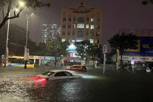 Đà Nẵng chìm trong biển nước trong đêm