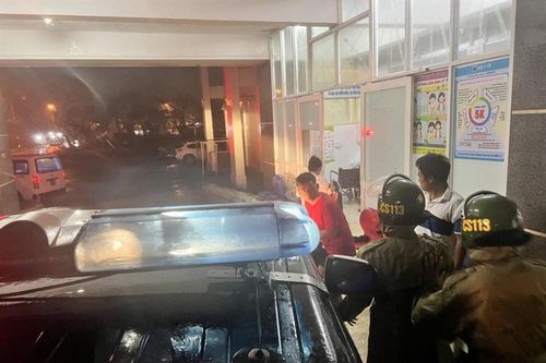 Vượt dòng nước lụt, Cảnh sát 113 Công an Đà Nẵng kịp thời đưa 2 bệnh nhi đi cấp cứu