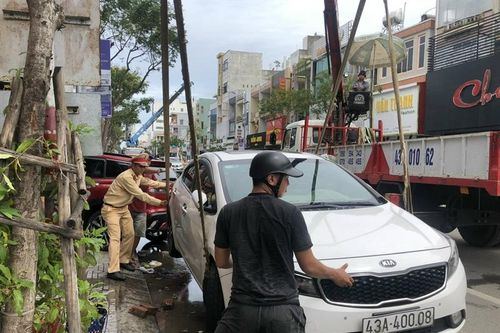 Công an hỗ trợ di chuyển hàng trăm xe ô tô chết máy, giải tỏa điểm nghẽn tại trung tâm