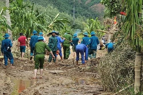 Công an Hòa Vang đằm mình trong mưa lũ giúp dân
