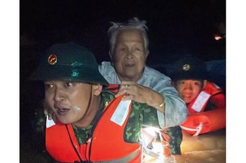 Đà Nẵng trắng đêm dầm mình cứu dân giữa lũ dữ