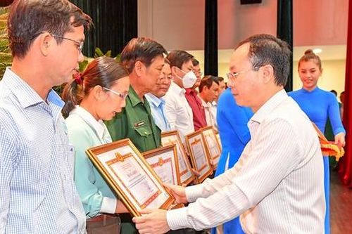 Đổi mới công tác dân vận để tăng cường đoàn kết, dân chủ và đồng thuận