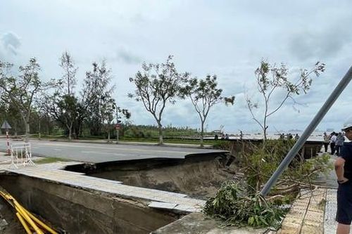 Tuyến đường dẫn lên bán đảo Sơn Trà bị sạt lở, chia cắt hoàn toàn