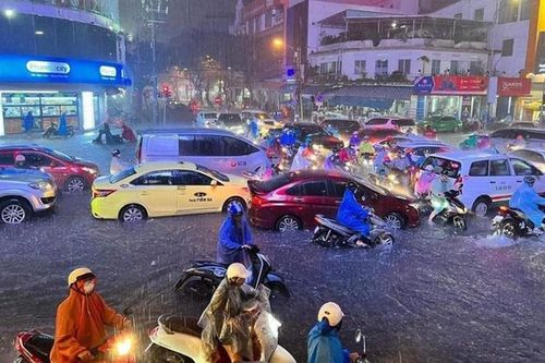 Hàng trăm ôtô, xe máy 'ngụp lặn' giữa biển nước Đà Nẵng