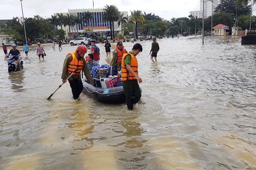 Nước lũ lên nhanh 'nhấn chìm' toàn bộ trung tâm TP Huế