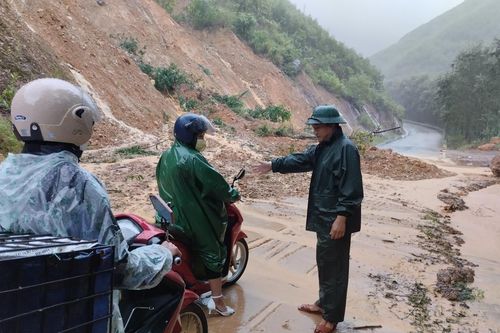 Quảng Bình di dời, cảnh báo người dân ra khỏi vùng nguy hiểm do mưa lũ
