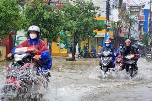 Người dân Quảng Bình kê cao đồ đạc, gấp rút chạy lũ