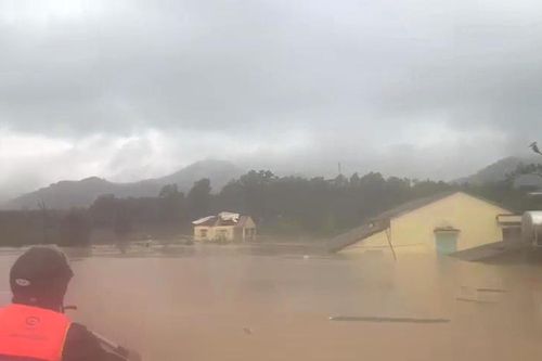 Quảng Trị ngập lụt diện rộng, xã miền núi bị nước lũ bao vây