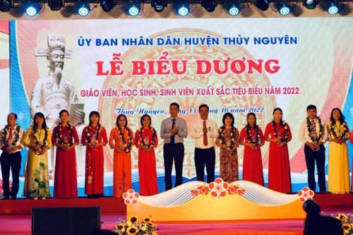 Vinh danh giáo viên, học sinh và sinh viên đạt thành tích xuất sắc