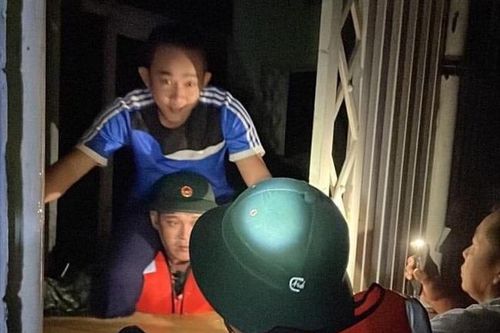 Xả thân cứu người trong đêm mưa lũ