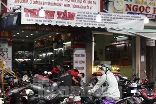 Loạt xe máy ngâm nước xuyên đêm, thợ sửa xe Đà Nẵng tất bật từ sáng sớm