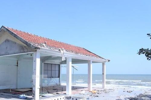 Tháo dỡ loạt ki ốt chắn lối xuống bãi tắm biển Cửa Lò
