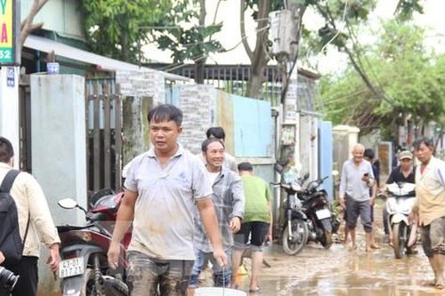 Thức xuyên đêm lo lắng, người dân Đà Nẵng lại tất bật dọn dẹp nhà cửa sau mưa ngập lịch sử
