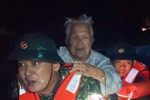 Xuyên đêm cứu người mắc kẹt trong biển nước ở Đà Nẵng