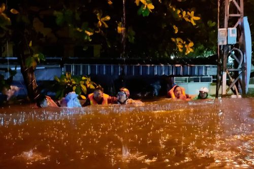 Miền Trung còn mưa rất lớn, lũ trên sông Hương vượt báo động 3