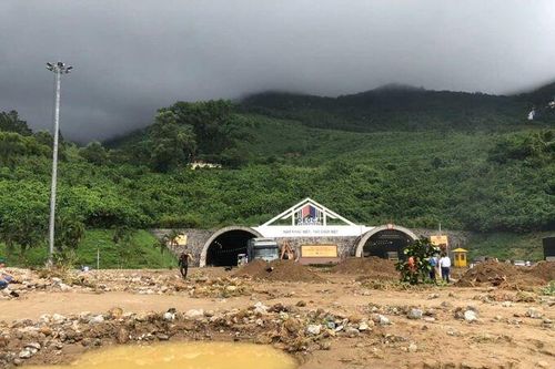 Gần 12.000m3 đất đá tràn vào đường dẫn hầm Hải Vân