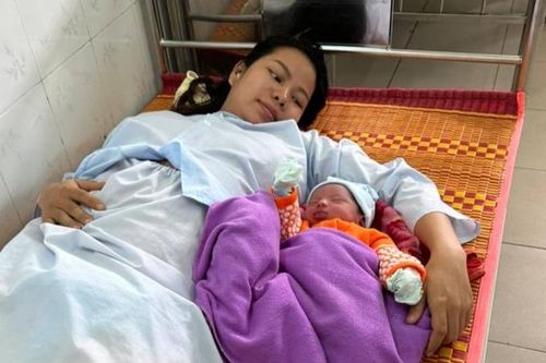 CSGT nửa đêm vượt lũ đưa sản phụ đến nơi sinh an toàn
