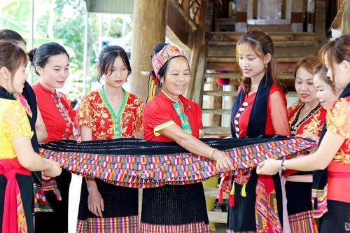 Phụ nữ Nghệ An với đôi tay đảm âm thầm 'giữ lửa' nghề truyền thống
